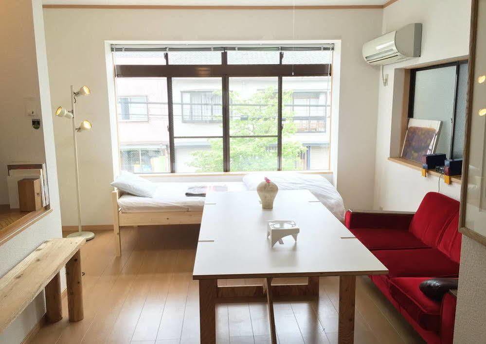 Apartment Toolate *